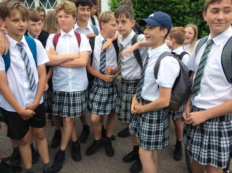 男孩穿裙子上學 抗議禁止穿短褲的保守規定
